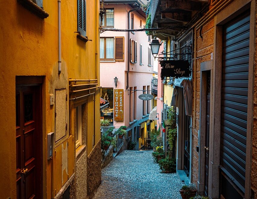 Valmontone: Storia, divertimento e shopping